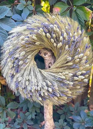 Пухнастий лісовий зелений вінок з сухих злаків та лаванди