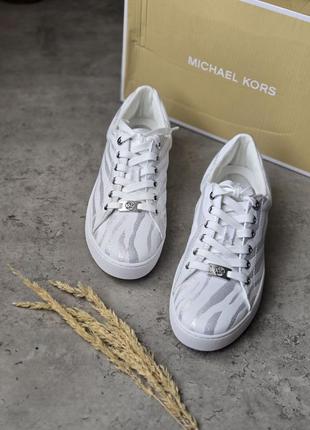 Бело серебряные текстильные кеды бренд michael kors размер us 7 и 8
