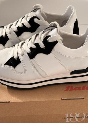 Продам женские кожаные кроссовки bata 38р.