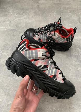 Женские кроссовки burberry