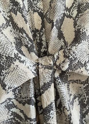 Удлиненная рубашка с узлом h&m 52-56 змеиный принт  в бежевых оттенках10 фото