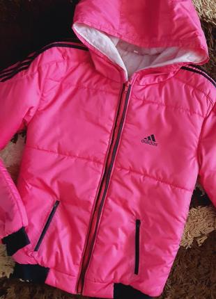 Спортивна, яскрава куртка adidas.