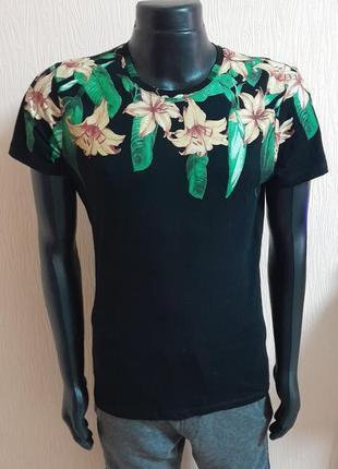Красива бавовняна футболка чорного кольору у квітковий принт smog slim fit made in bangladesh