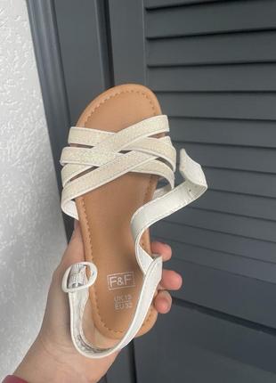 Сандали на девочку