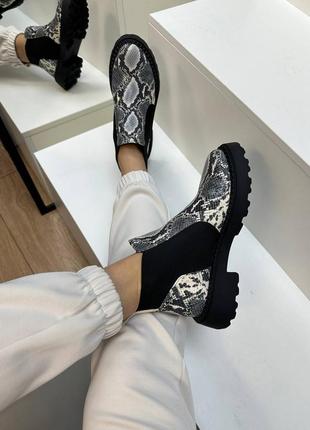 Ботинка из натуральной кожи с тиснением под змею серые много цветов3 фото