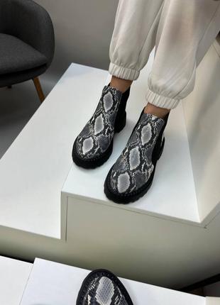 Ботинка из натуральной кожи с тиснением под змею серые много цветов2 фото