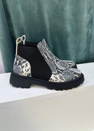 Ботинка из натуральной кожи с тиснением под змею серые много цветов6 фото
