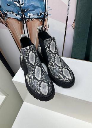 Ботинка из натуральной кожи с тиснением под змею серые много цветов5 фото