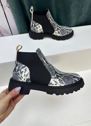 Ботинка из натуральной кожи с тиснением под змею серые много цветов4 фото
