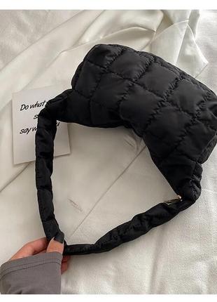 Тренд стильна чорна болонєва стьобана жіноча сумка на плече багетка4 фото