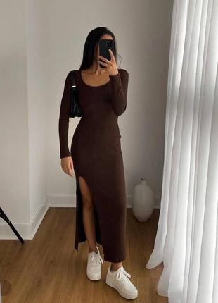 Женское трикотажное платье миди в рубчик с разрезом и длинными рукавами