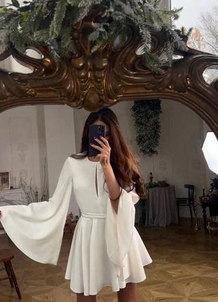 Сукня біла жіноча елегантна з відкритою спинкою