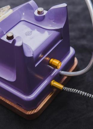 Настільний фіолетовий світильник з телефона. фіолетова настільна лампа.