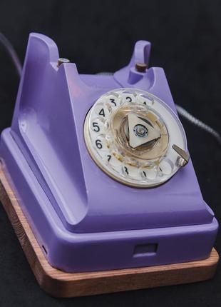 Настільний фіолетовий світильник з телефона. фіолетова настільна лампа.