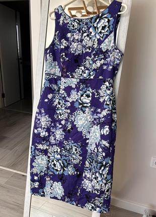 Лиловое платье в цветочный принт с v вырезом на спине