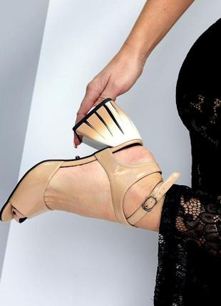 Бежевые глянцевые лакированные женские босоножки на каблуке3 фото