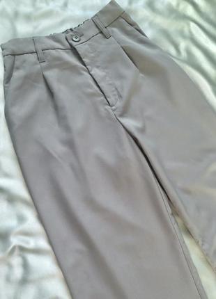Прямые светло-серые брюки2 фото