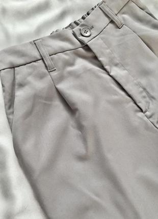 Прямые светло-серые брюки3 фото