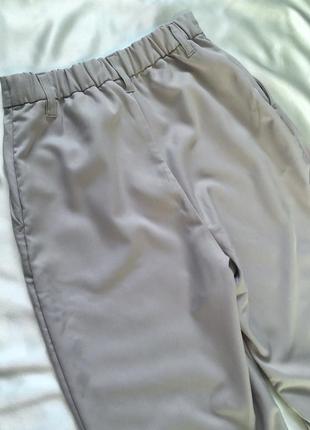 Прямые светло-серые брюки4 фото