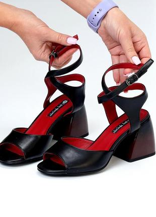 Черные женские босоножки на каблуке каблуке10 фото