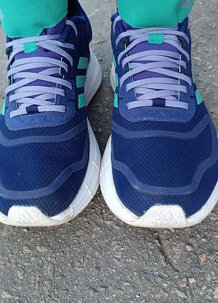 Кроссовки крутые и яркие.