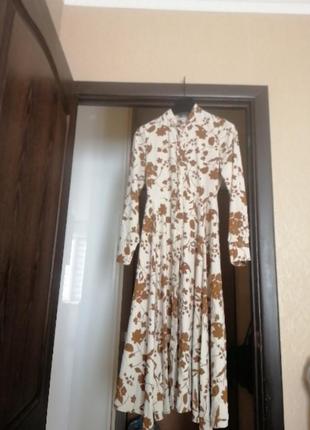 Красивое крутящее платье силуэтное