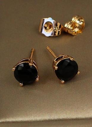Серьги гвоздики xuping jewelry с черным камнем на четыре крепления 7 мм золотистые