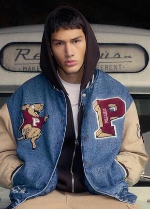 Джинсовая куртка-бомбер pull&bear в університетському стилі5 фото