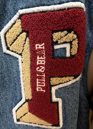 Джинсовая куртка-бомбер pull&bear в університетському стилі7 фото