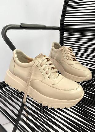 Бежеві шкіряні кросівки