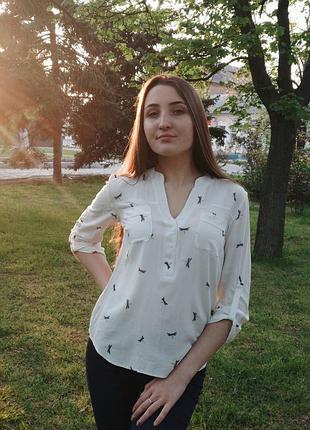 Легенька біла сорочка вільного крою з мінімалістичним принтом