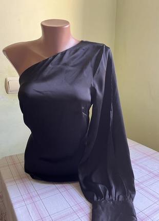 Блуза з відкритим плечем