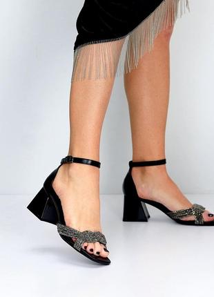 Черные женские босоножки на каблуке каблуке с серебряными цепочками перепонками