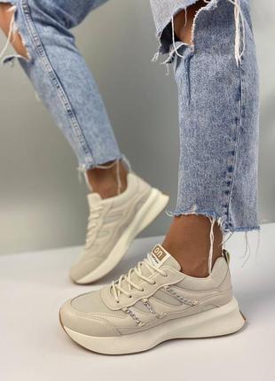 Бежеві кросівки