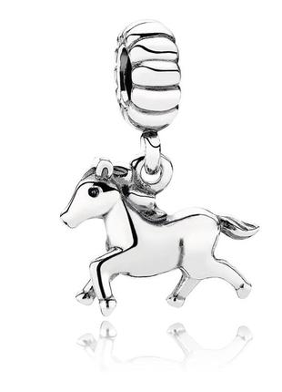 Серебряный шарм pandora  "конь" 791099