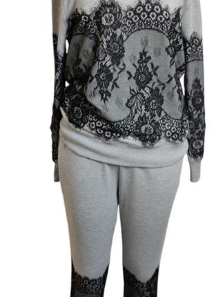 Женский костюм d.g. серый с нежным черным принтом
