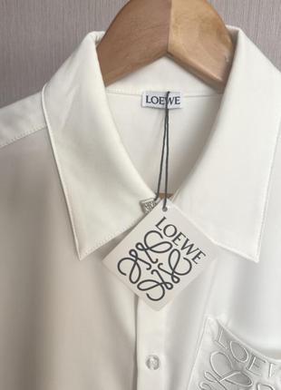 Стильная рубашка от фирмы loewe в белом и голубом цветах