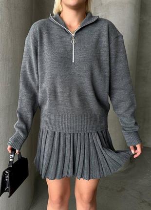 Трикотажный костюм представлен с плиссированной юбкой и лонгсливом