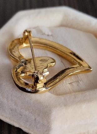 Брошь в золотом тоне сердце со стразами и рубин