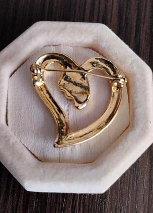 Брошь в золотом тоне сердце со стразами и рубин