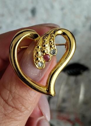 Брошь в золотом тоне сердце со стразами и рубин