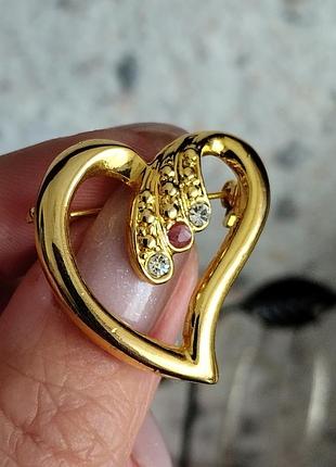 Брошь в золотом тоне сердце со стразами и рубин