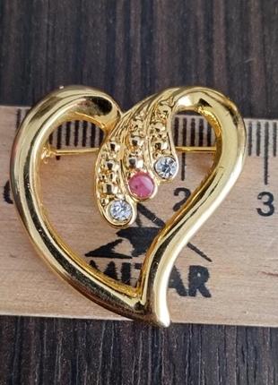 Брошь в золотом тоне сердце со стразами и рубин