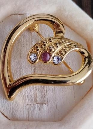 Брошь в золотом тоне сердце со стразами и рубин