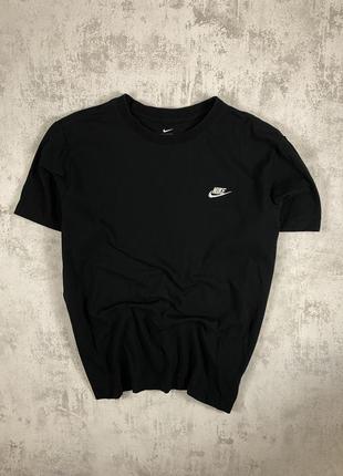 Чорна футболка nike з білим логотипом: класика стилю і комфорту