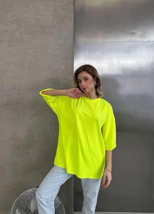 Оверсайз в ярких тонах: супер яркая женская футболка для стильных образов2 фото