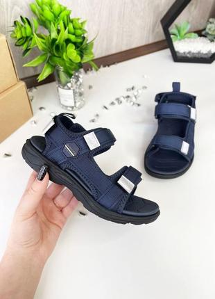 Босоніжки-трекери