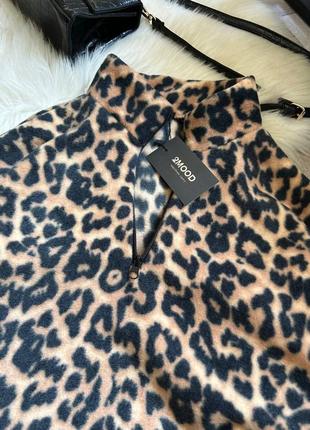 Стильный женский флисовый леопардовый батник на молнии с длинным рукавом.3 фото