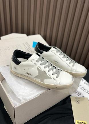 Женские белые кожаные кроссовки в стиле golden goose super-star с черной звездой белые кеды