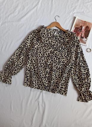 Леопардова блуза з рюшами/оборками